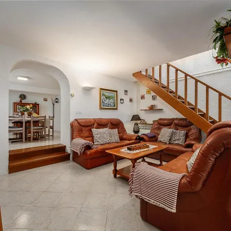 Casa Astrid By The Sea In בית נופש *