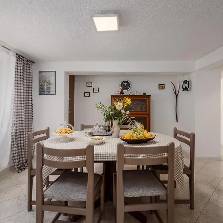 Casa Astrid By The Sea In Ferienhaus Poreč